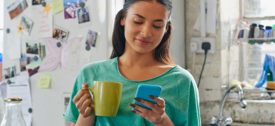 Mujer viendo en su celular los beneficos de credisomos tarjeta