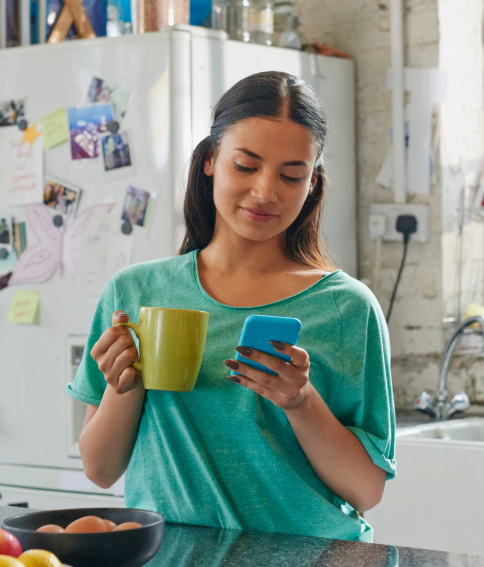 Mujer viendo en su celular los beneficos de credisomos tarjeta