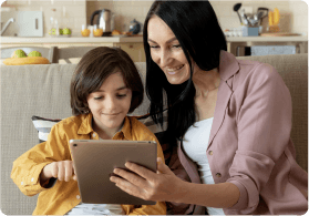 Madre viendo con su hijo un taller virtual
